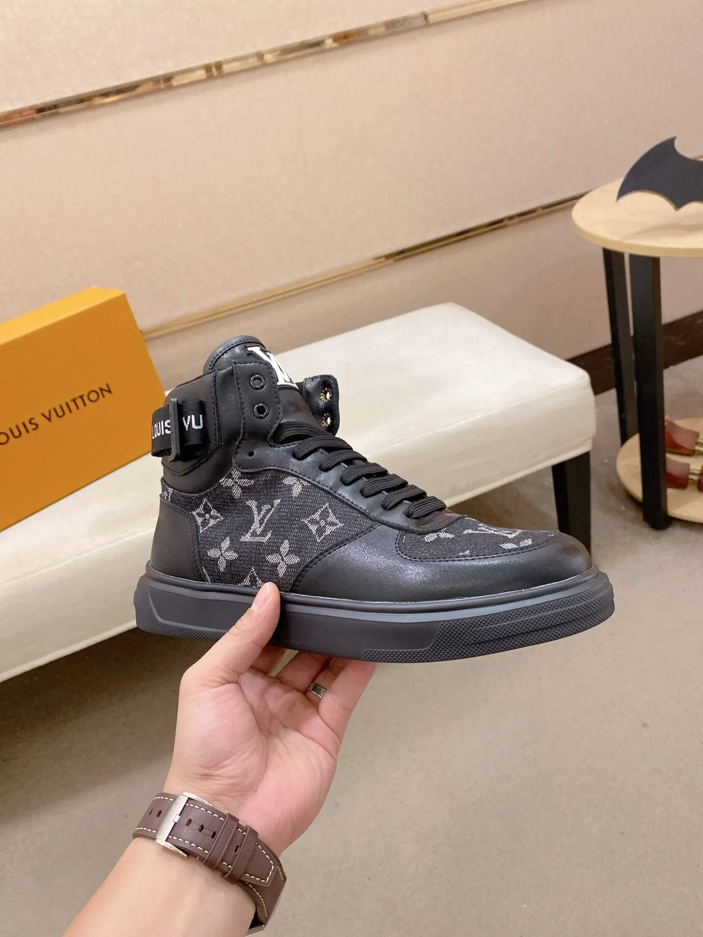 Men's shoes 400💰louis vuitton (Louis Vuitton/lv)🔍🔍The new counters are on sale at the same time. The uppers are imported from Italy. ⃣️Re-engraved🇮🇹💪💪, ⚠Sole: The original sole is specially provided by the original factory, the exclusive movable molded sole is super comfortable, ⚠Original and single goods 🔍high quality, you can enter and leave the counter at will, welcome to compare⚠. Code number: 38-44 (45/customized, non-refundable)